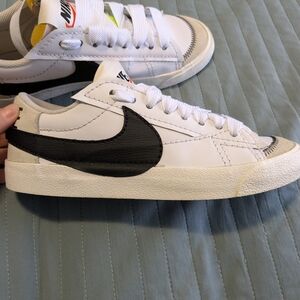 Women's Nike Blazer Low '77 Jumbo shoe in a white and black colorway. Size 9